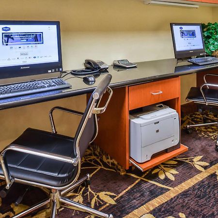 Hampton Inn Емпория Екстериор снимка