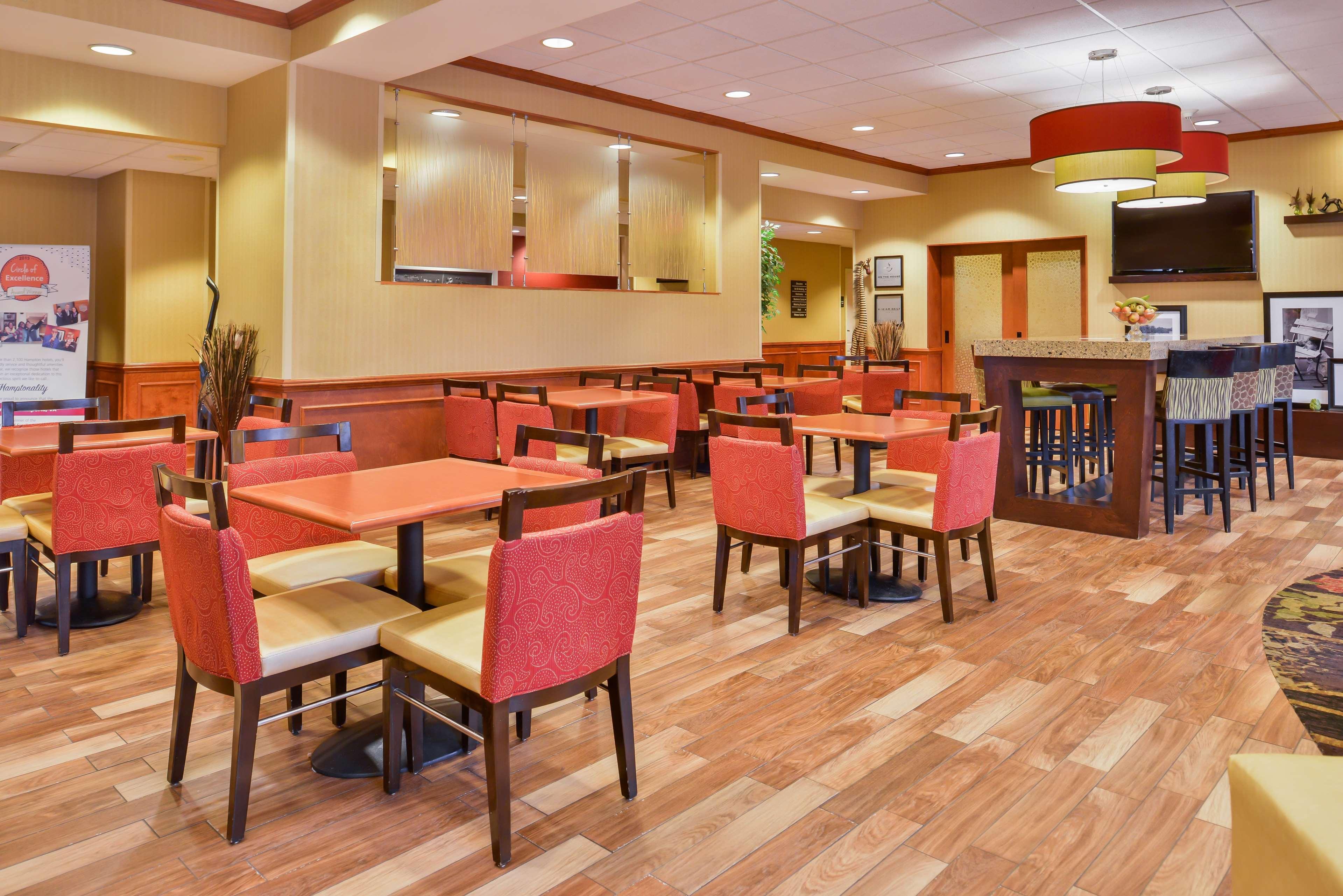 Hampton Inn Емпория Екстериор снимка