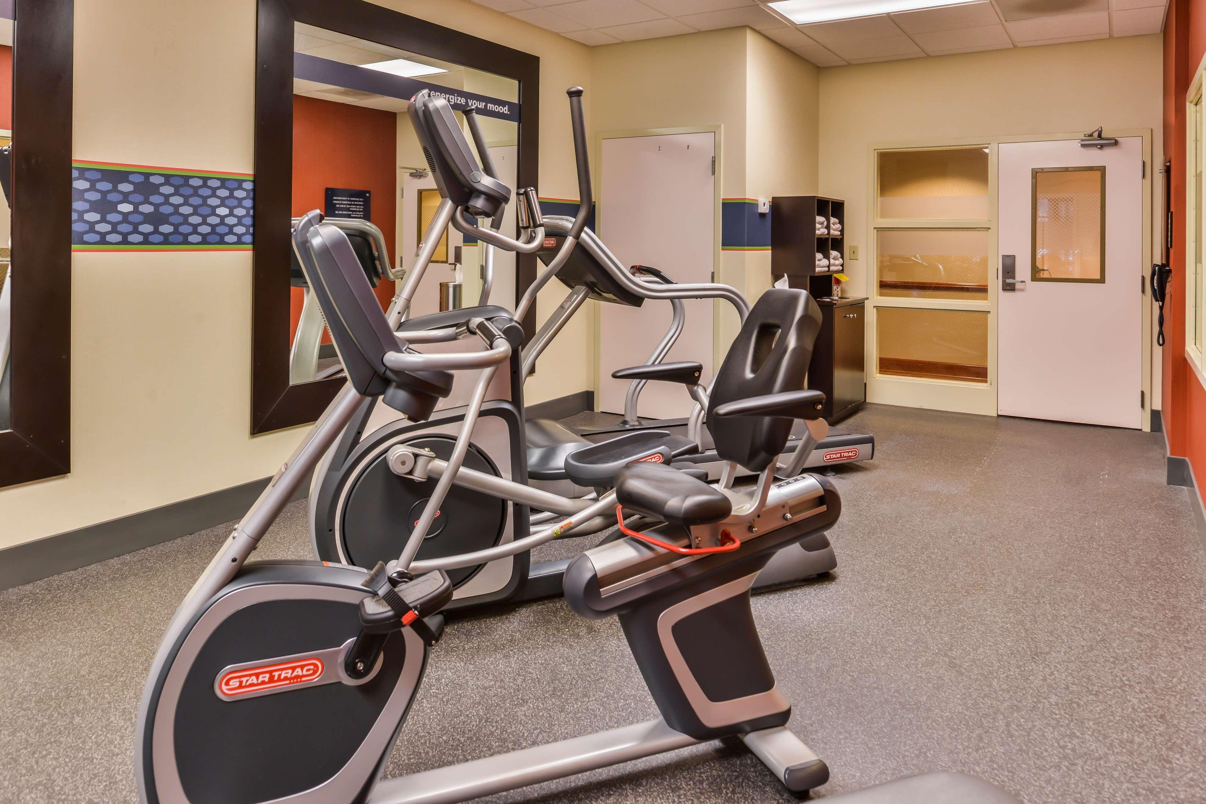 Hampton Inn Емпория Екстериор снимка
