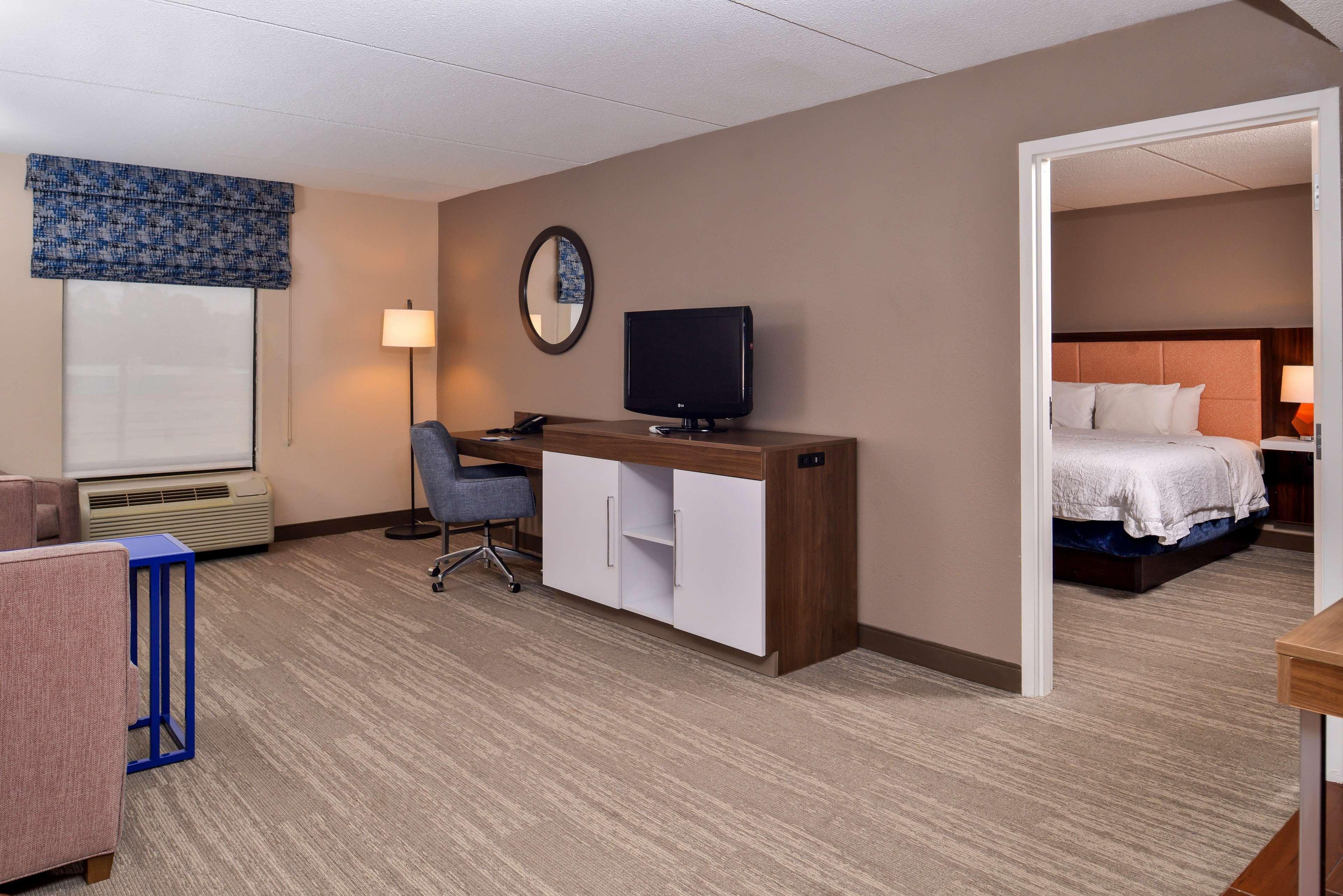 Hampton Inn Емпория Екстериор снимка