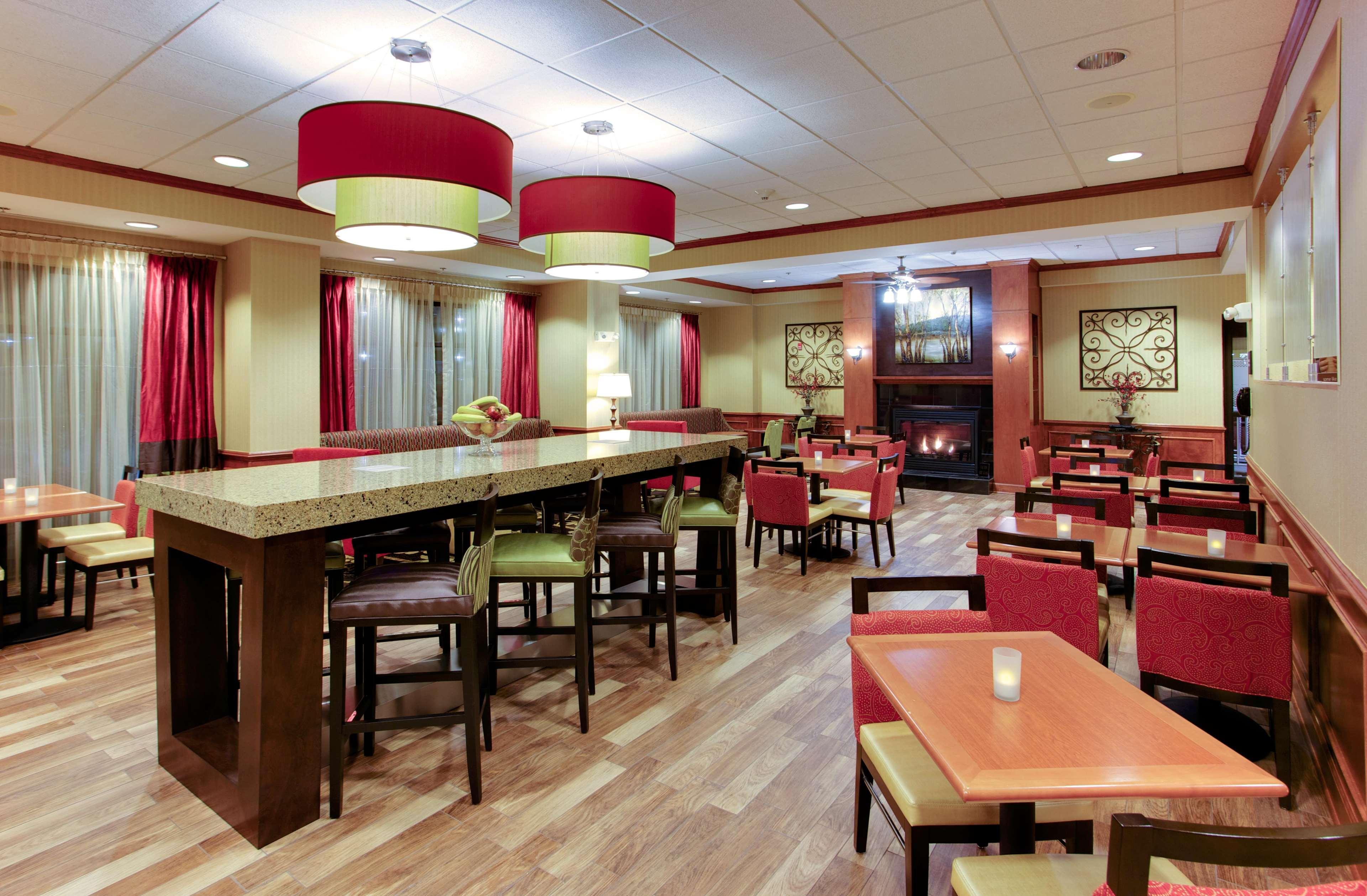 Hampton Inn Емпория Екстериор снимка