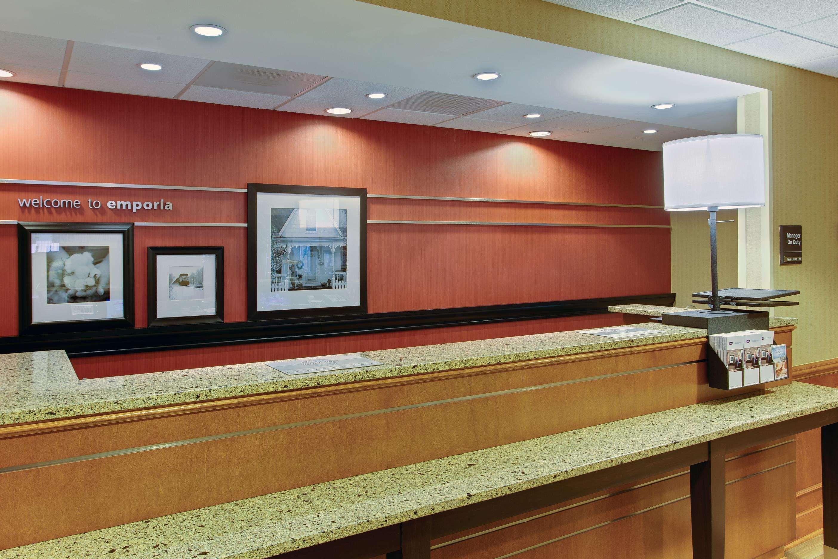 Hampton Inn Емпория Екстериор снимка