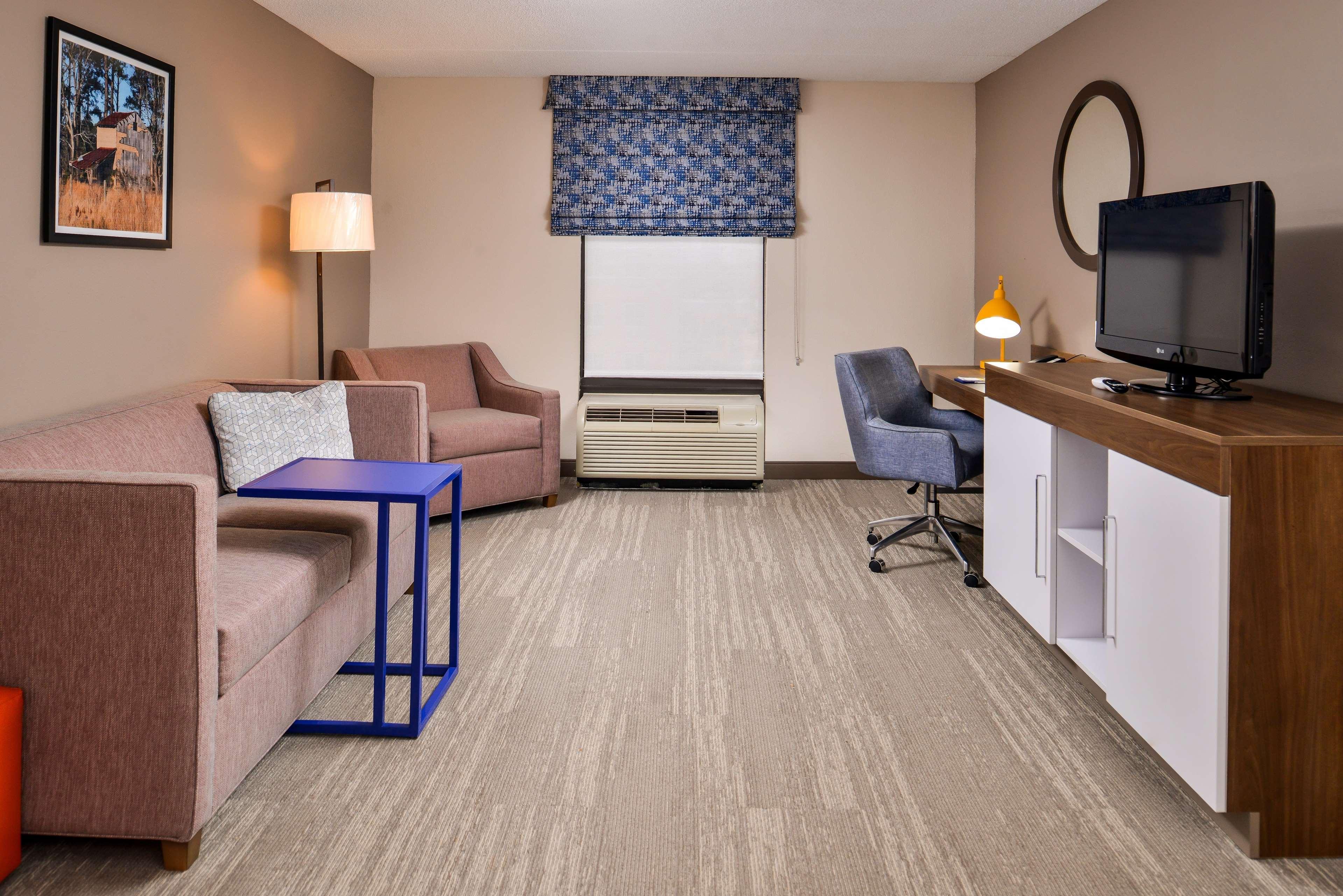 Hampton Inn Емпория Екстериор снимка
