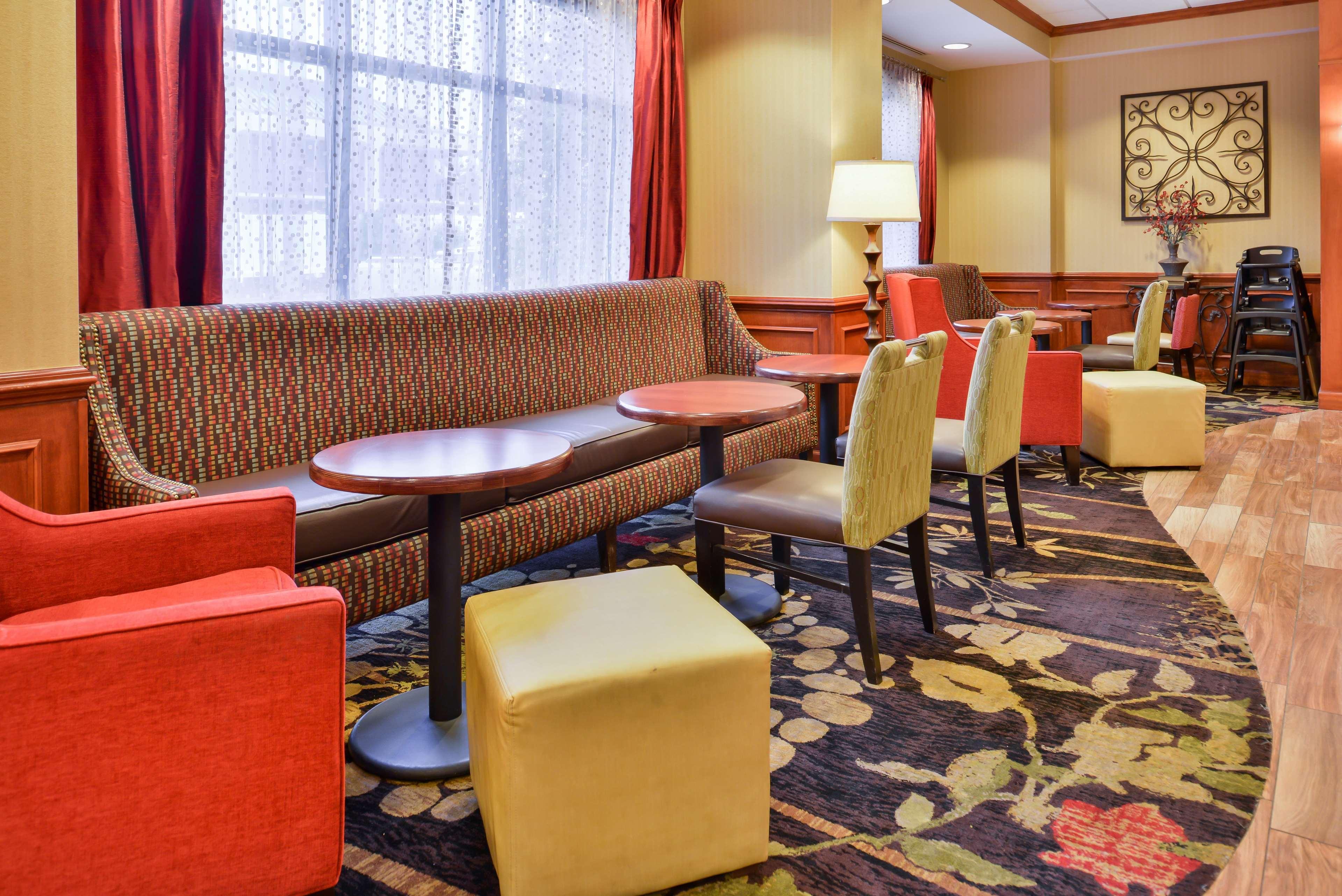 Hampton Inn Емпория Екстериор снимка
