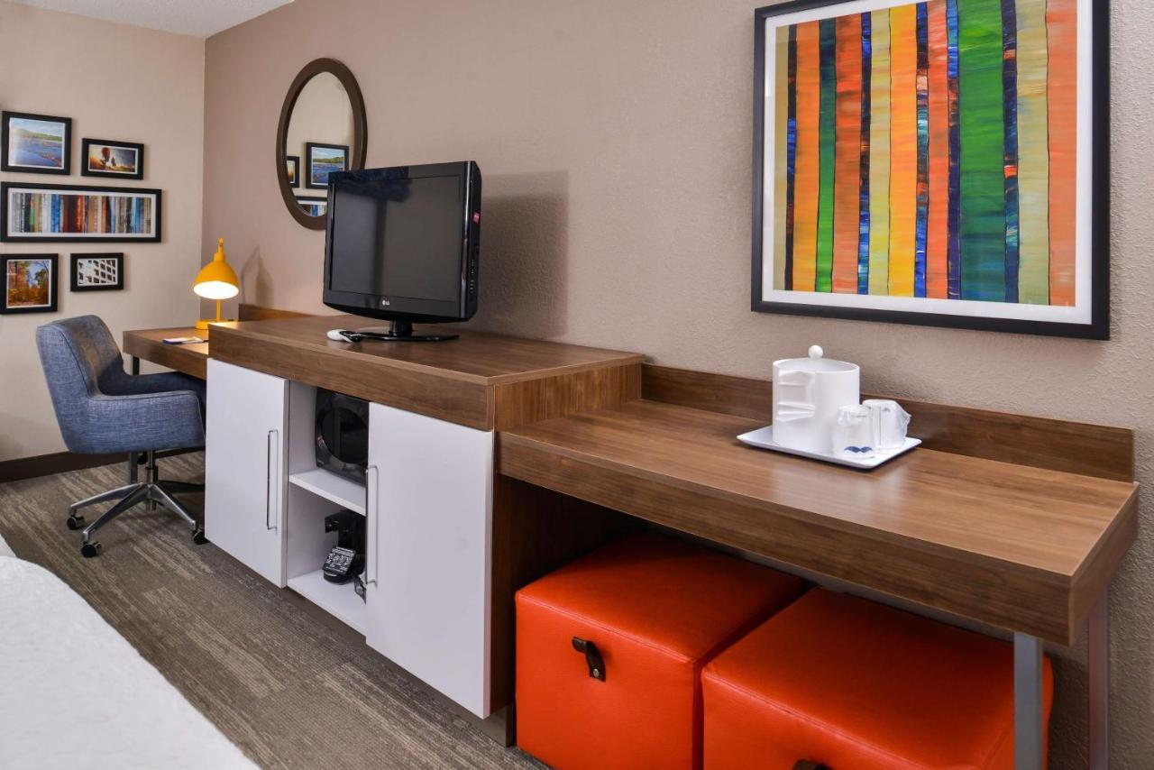 Hampton Inn Емпория Екстериор снимка