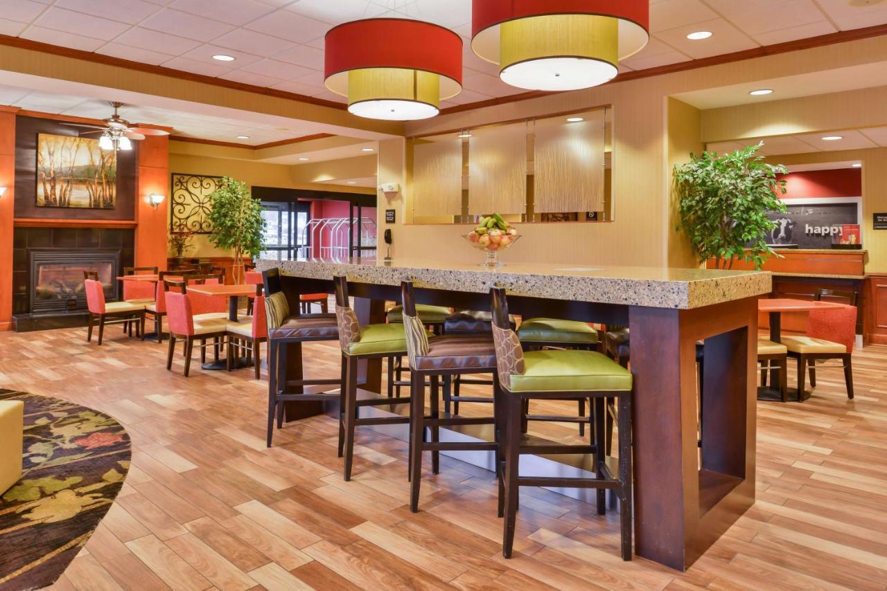 Hampton Inn Емпория Екстериор снимка