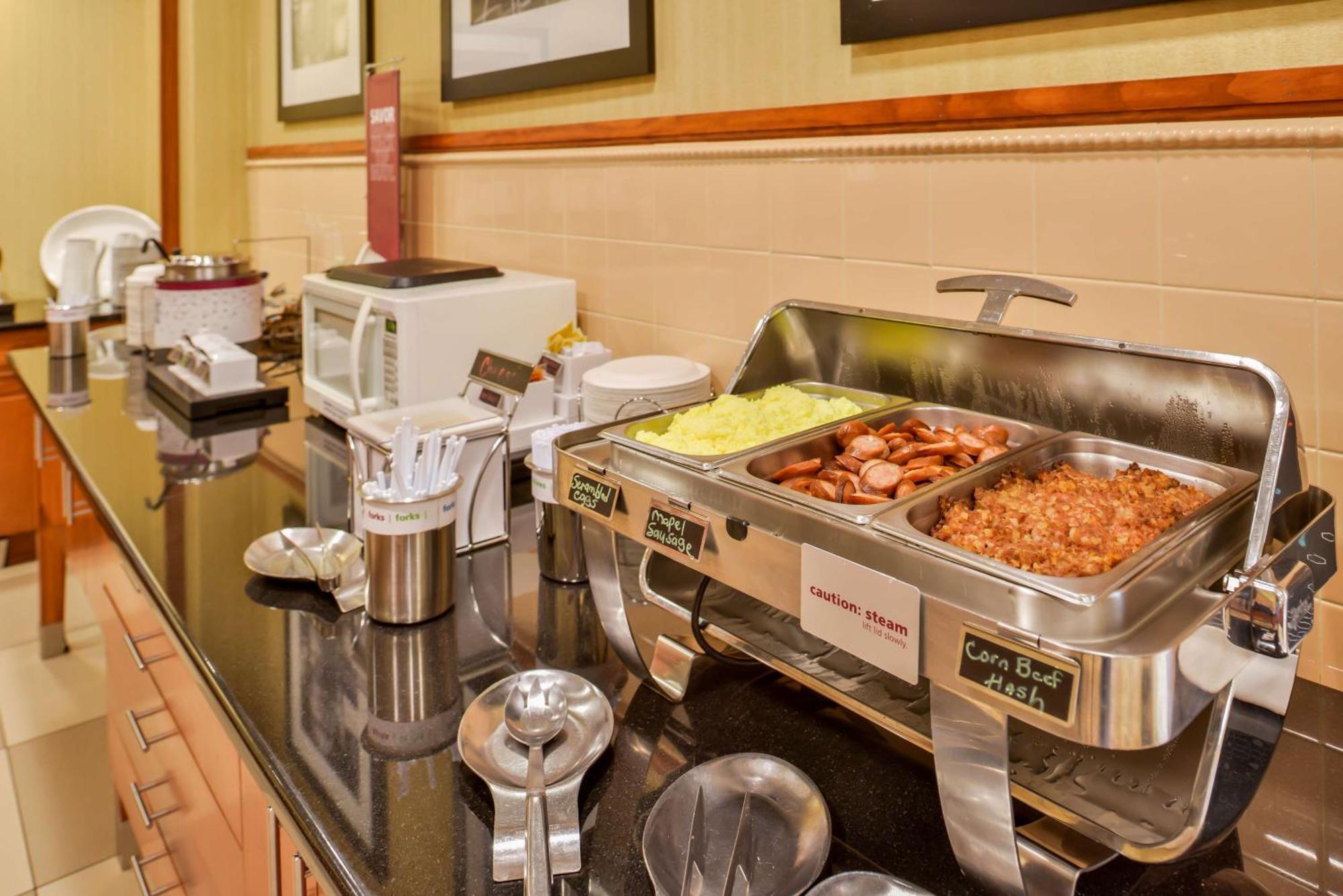 Hampton Inn Емпория Екстериор снимка