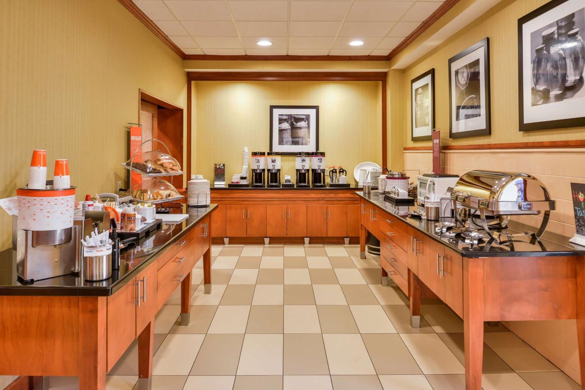 Hampton Inn Емпория Екстериор снимка